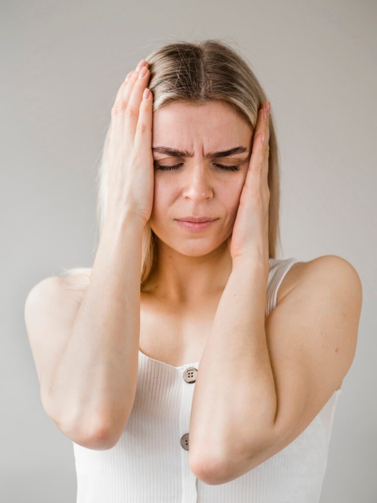 Bienestar facial medium shot woman experiencing pain