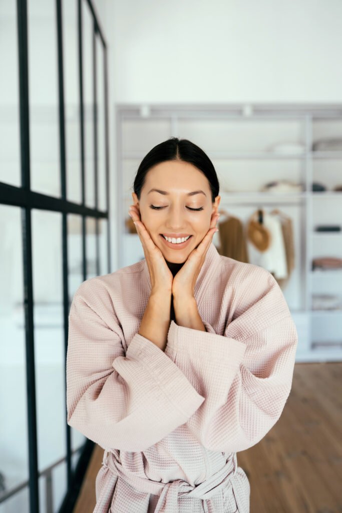 Bienestar facial portrait of a beautiful healthy woman in bathrobe indoors
